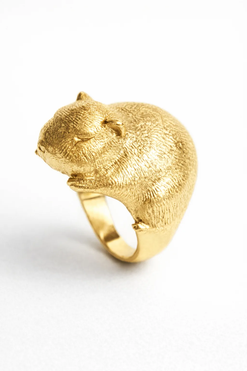 Anillo en oro de TYZY, pieza ganadora del Premio Lápiz de Acero 2026